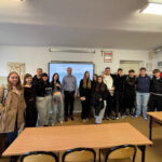 Zdjęcie pamiątkowe uczniów z nauczycielem ZSCKR