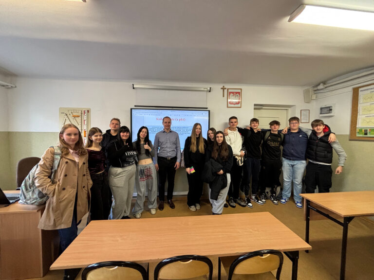 Zdjęcie pamiątkowe uczniów z nauczycielem ZSCKR