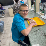 Uczeń ZSCKR podczas zajęć z szycia