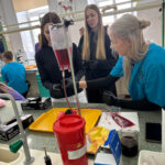 Uczennice podczas zajęć z użyciem łapy do iniekcji