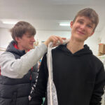 Uczniowie podczas zajęć z użyciem aparatu USG