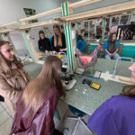 Uczennice podczas zajęć z mikroskopem