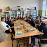 Uczniowie podczas zajęć z pszczelarstwa