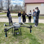Uczniowie przed dronem rolniczym