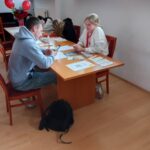 Uczeń ZSCKR wypełnia dokumenty podczas akcji