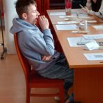 Uczeń ZSCKR pobiera wymaz z policzka