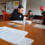 Uczennice ZSCKR rejestrują się podczas akcji