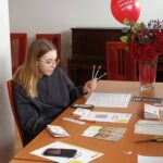 Uczennica zapoznaje się z materiałami dotyczącymi dawstwa szpiku