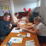 Uczeń i pedagog specjalna wypełniają dokumenty podczas akcji rejestrują się podczas akcji