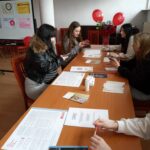 Uczennice wypełniają dokumenty podczas akcji