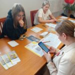 Pedagog specjalny rejestruje się podczas akcji