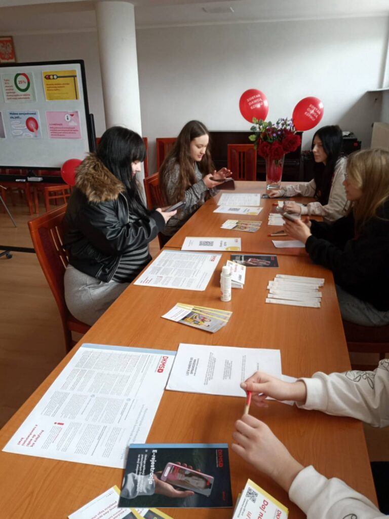 Uczennice wypełniają dokumenty podczas akcji