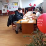 Uczeń ZSCKR wypełnia dokumenty podczas akcji 2