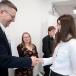 Wręczanie nagrody uczennicy ZSCKR