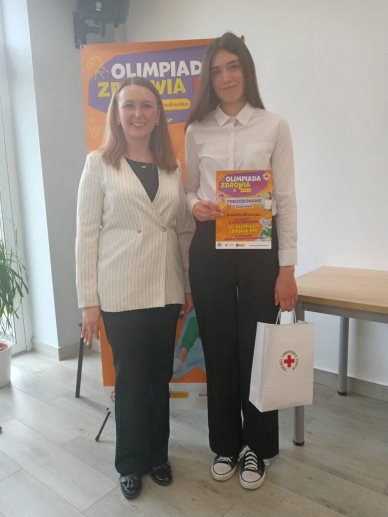 Uczennica ZSCKR z nauczycielką