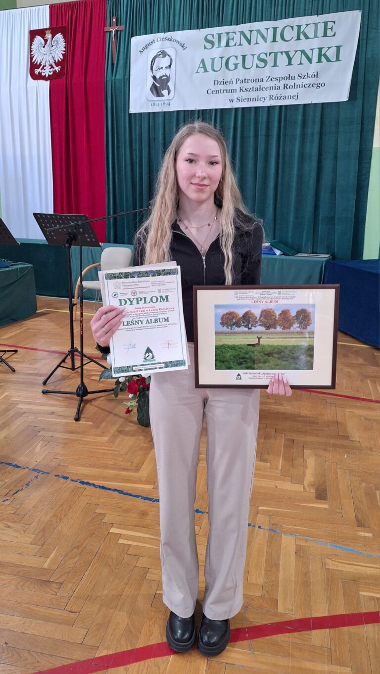 Uczennica ze zdjęciem i nagrodami