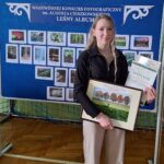 Uczennica ze zwycięskim zdjęciem i nagrodami