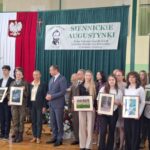 Uczniowie z oprawionymi pracami i organizatorami