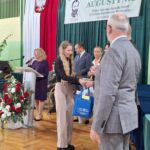 Uczennica odbiera nagrodę 2