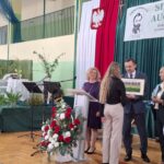 Uczennica odbiera nagrodę