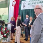 Uczennica odbiera nagrodę 3