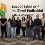 Delegacja ZSCKR przed nazwą szkoły