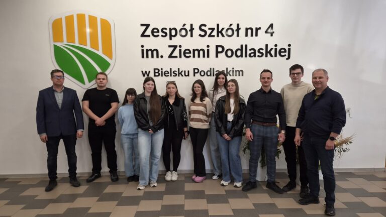 Delegacja ZSCKR przed nazwą szkoły