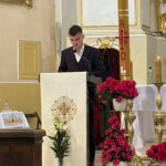 Uczeń czyta podczas Mszy Św.