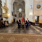 Społeczność szkolna podczas Mszy Św. z Pocztem Sztandarowym