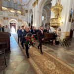 Uczniowie ZSCKR niosą dary w procesji