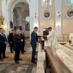 Uczniowie przekazują Dary Eucharystyczne