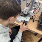 Uczeń ZSCKR podczas konfigurowania drukarki 3D