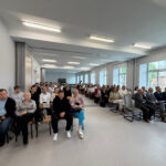 Zaproszeni goście i społeczność szkolna podczas konferencji