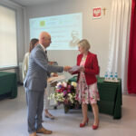 Dyrekcja wręcza podziękowanie Pani dr Izabelli Andrzejuk