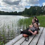 Uczennice odpoczywają nad zbiornikiem wodnym