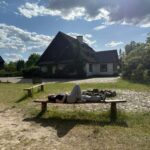 Uczennice ZSCKR odpoczywają w słońcu