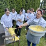 Uczennica ZSCKR uczestniczy w wypieku sękacza 2