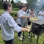 Uczniowie ZSCKR uczestniczą w wypieku sękacza
