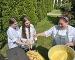 Uczniowie ZSCKR uczestniczą w wypieku sękacza 2