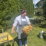 Pani Anna Szpura zdejmuje gotowy sękacz