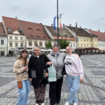 Uczennica podczas zabawy plenerowej