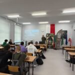 Żołnierz prowadzący spotkanie z młodzieżą 2
