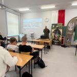 Żołnierz prowadzący spotkanie z młodzieżą