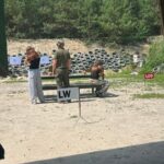 Uczennice ZSCKR uczą się strzelać pod okiem instruktora