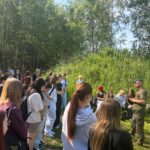 Uczniowie ZSCKR słuchają instruktora 3