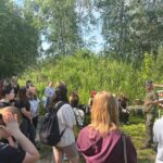 Uczniowie ZSCKR słuchają instruktora