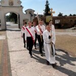 Procesja Eucharystyczna z Pocztem Sztandarowym wchodzi do Bazyliki