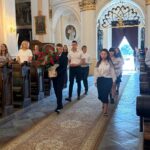 Uczniowie idą w Procesji Eucharystycznej do ołtarza