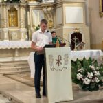Uczeń podczas Czytania liturgicznego podczas Mszy Św.