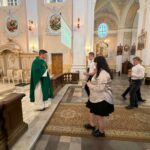 Uczniowie składają na ręce Ojca Pawła Słońca Dary Eucharystyczne